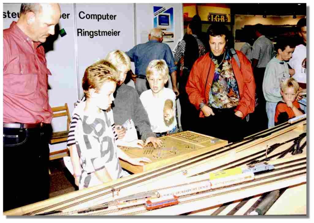 Auf der Messe: Kinder am Stelltisch